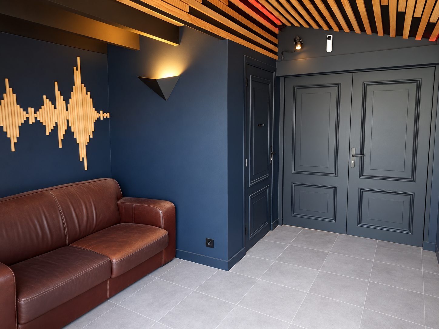 L'espace d'accueil et l'entrée du studio